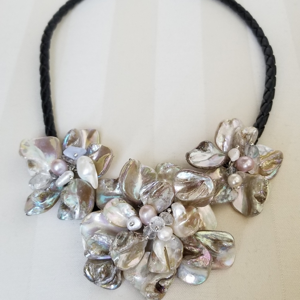 NWT- Natural Mother of Pearl Floral Necklace